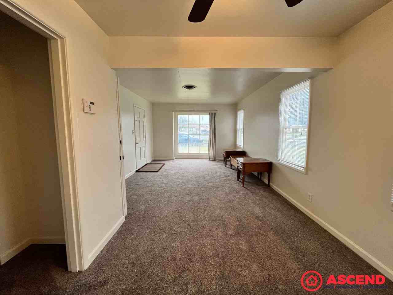 1305 S Chester Ave - Photo 3 of 18
