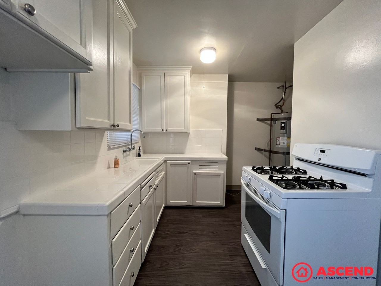 1305 S Chester Ave - Photo 4 of 18
