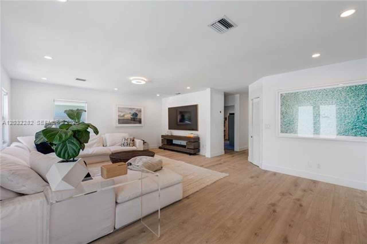 930 Stillwater Dr - Photo 3 of 39