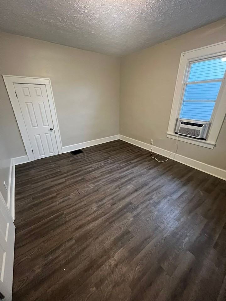 506 Hall St - Photo 5 of 7