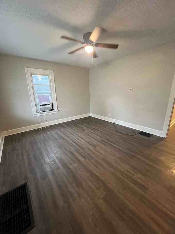 506 Hall St - Photo 6 of 7