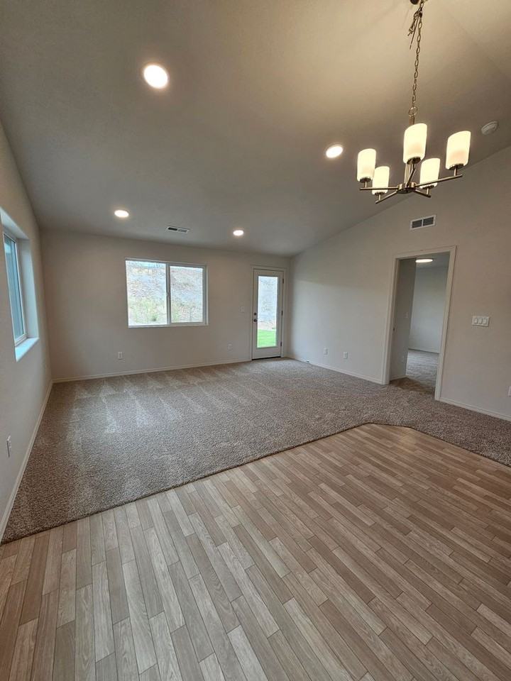 547 Se Polaris St - Photo 3 of 8