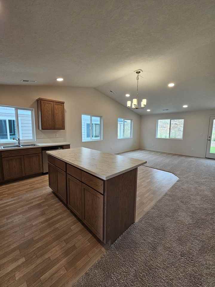 547 Se Polaris St - Photo 4 of 8