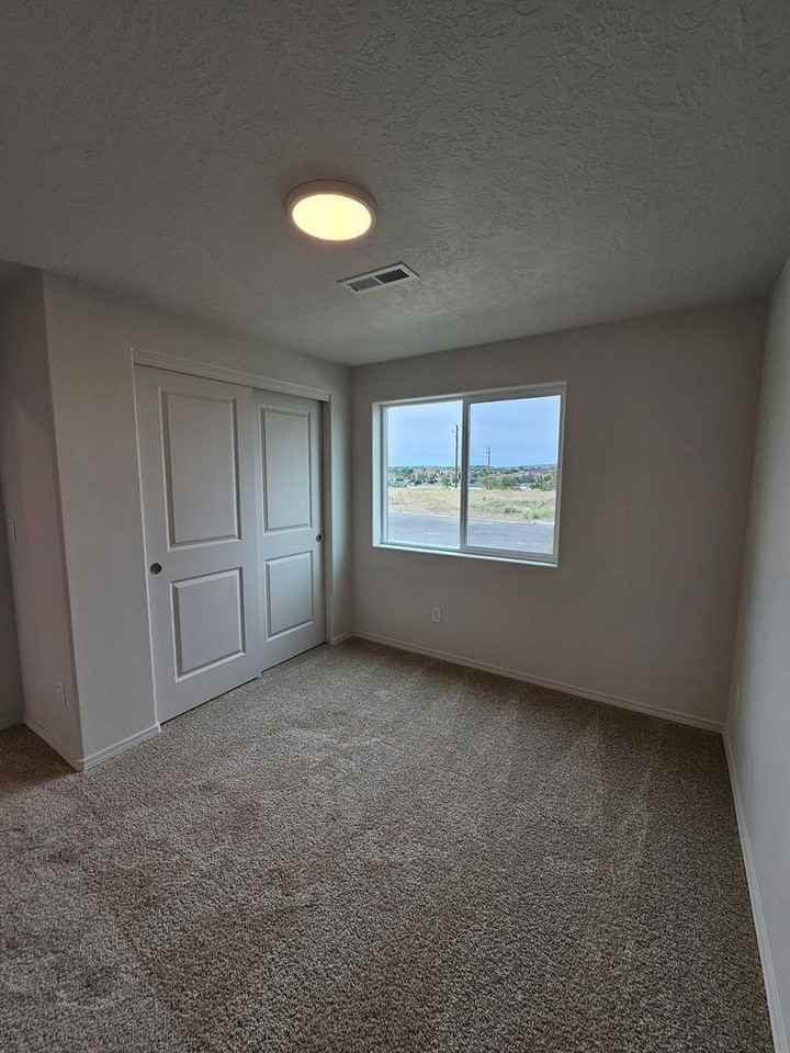 547 Se Polaris St - Photo 6 of 8