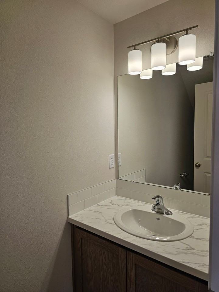 936 Se Starview Ave - Photo 3 of 10