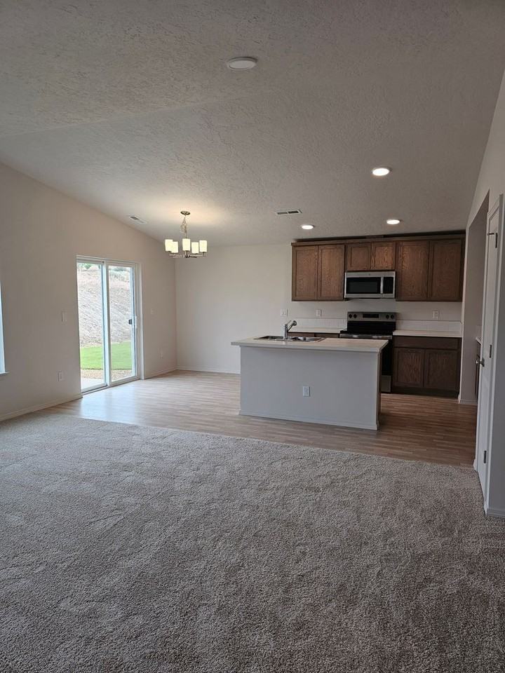 936 Se Starview Ave - Photo 4 of 10