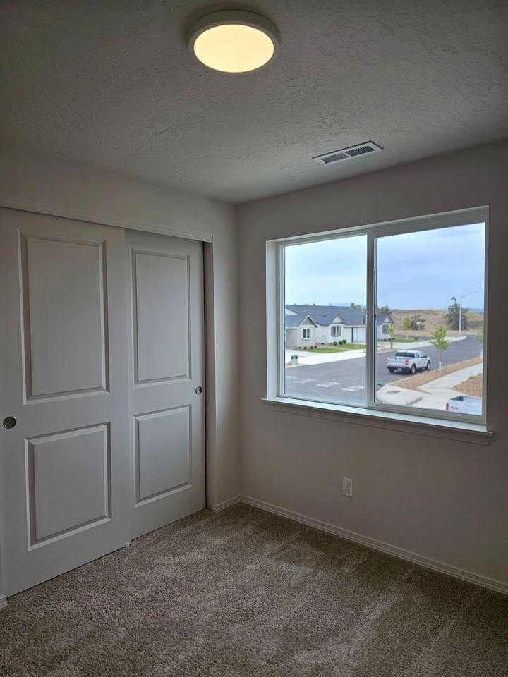 936 Se Starview Ave - Photo 6 of 10