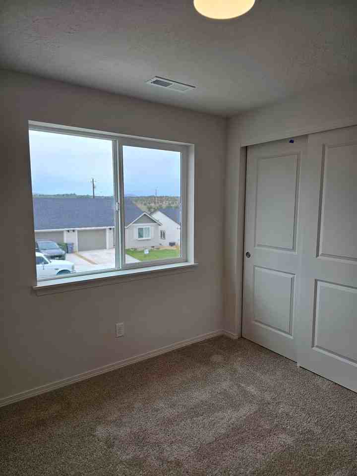 936 Se Starview Ave - Photo 7 of 10