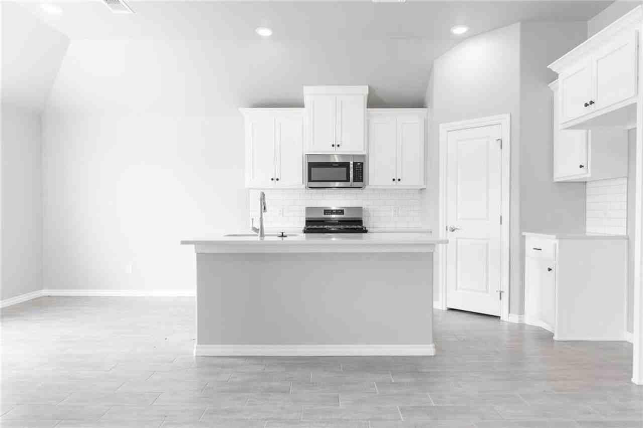 13020 Ne 9th St - Photo 4 of 22