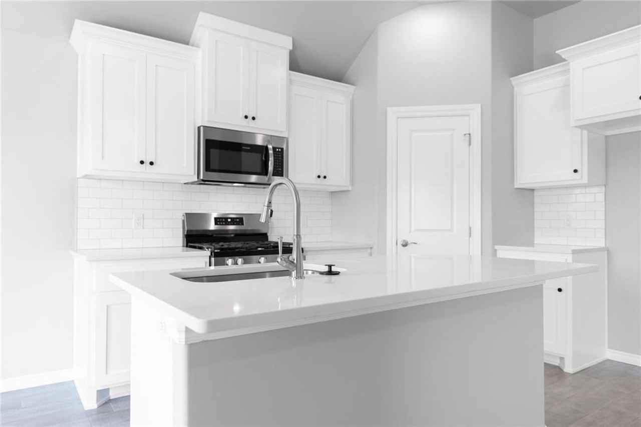 13020 Ne 9th St - Photo 5 of 22