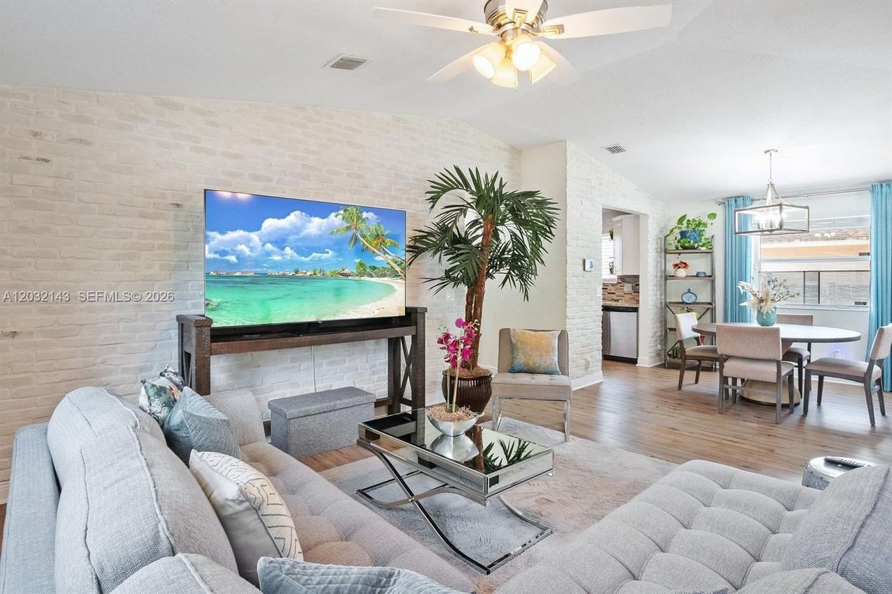 4276 Sw 56th Ave - Photo 3 of 15