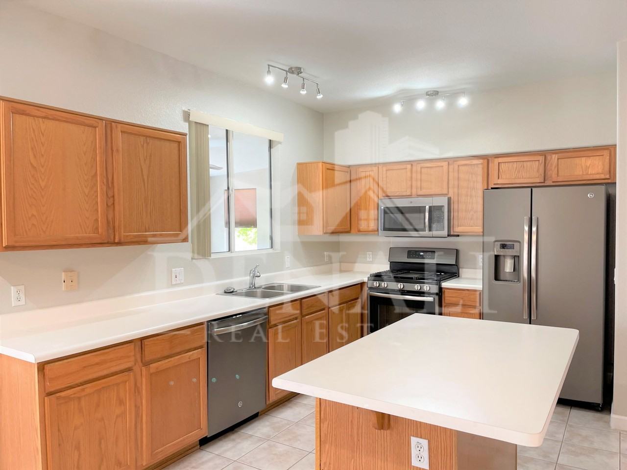 16247 W Jackson St - Photo 4 of 24
