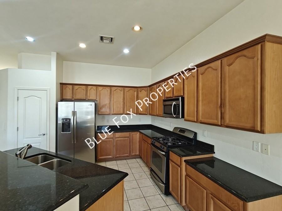 324 N Oak Tree Canyon Loop - Photo 2 of 49