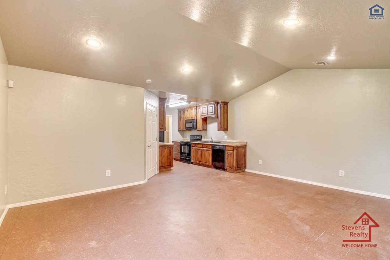 411 Sw Garfield Ave #A - Photo 5 of 26