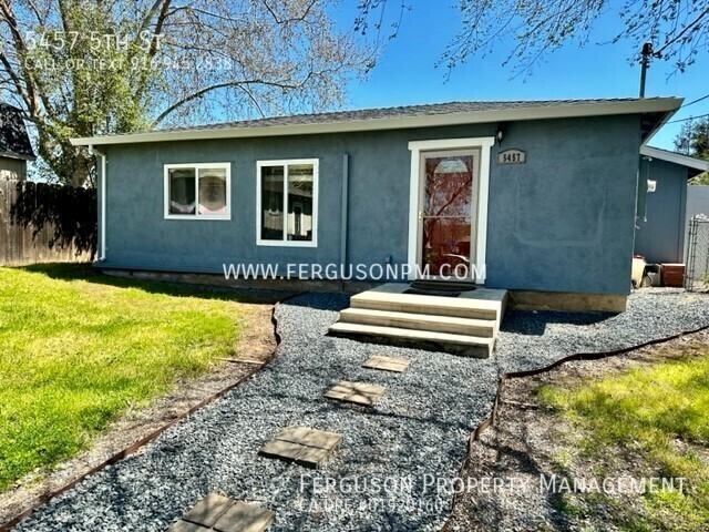 5457 5th St - Photo 3 of 20