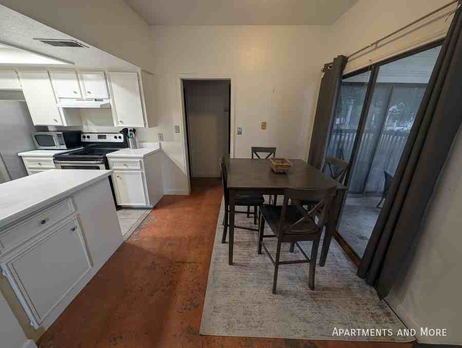 1013 Chestnut St #D2 - Photo 3 of 23