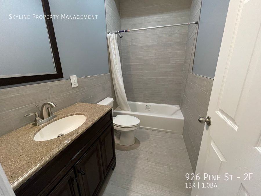 926 Pine St #2F - Photo 3 of 6