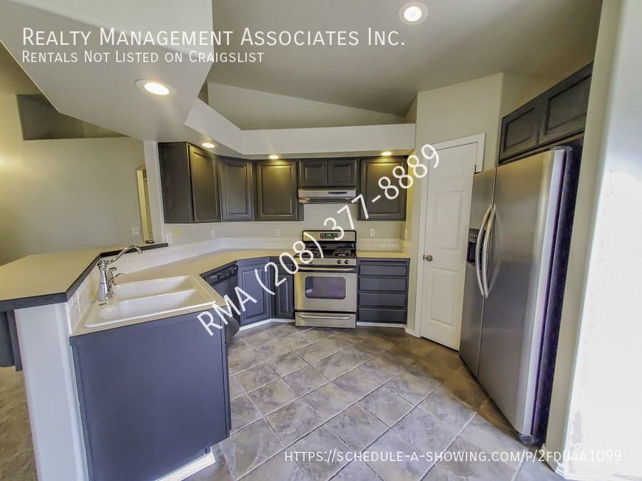 970 Johnson Dr - Photo 5 of 12