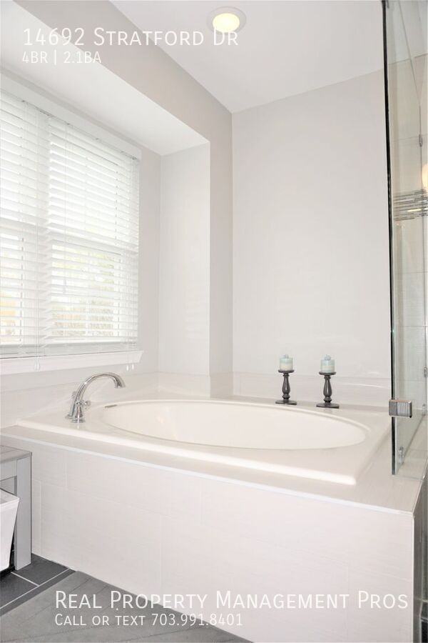 14692 Stratford Dr - Photo 7 of 10