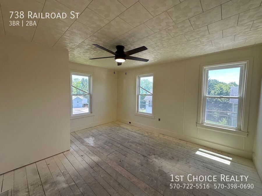 738 Railroad St - Photo 4 of 7