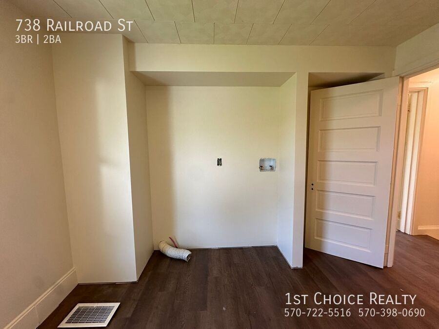 738 Railroad St - Photo 5 of 7