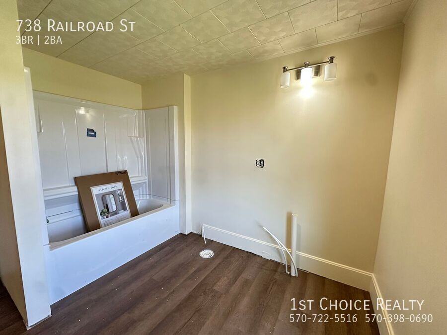 738 Railroad St - Photo 6 of 7