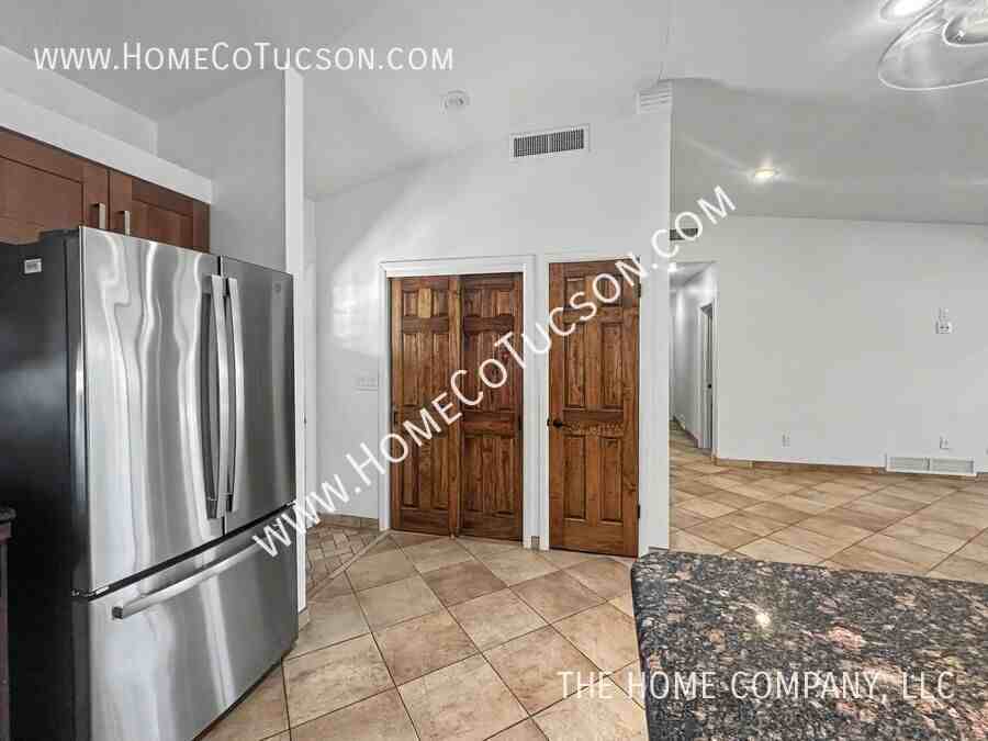 5121 E 6th St - Photo 3 of 26