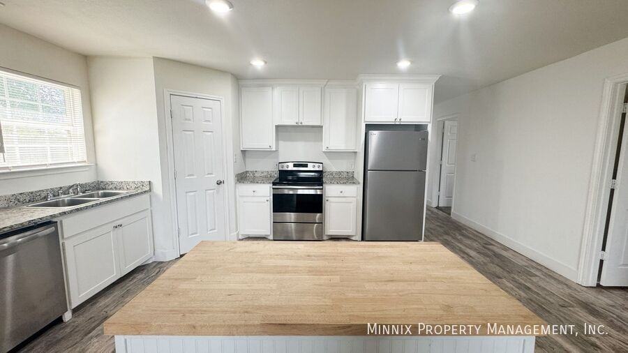 1519 E 14th St - Photo 3 of 27