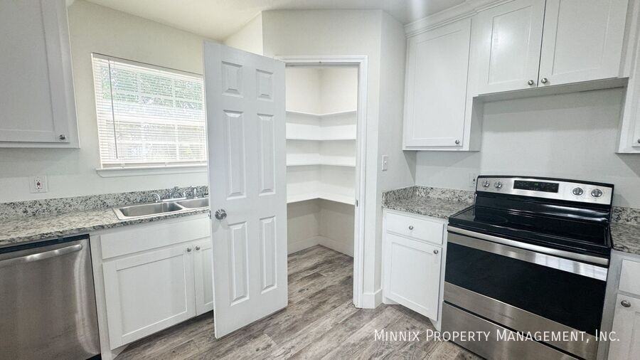 1519 E 14th St - Photo 5 of 27