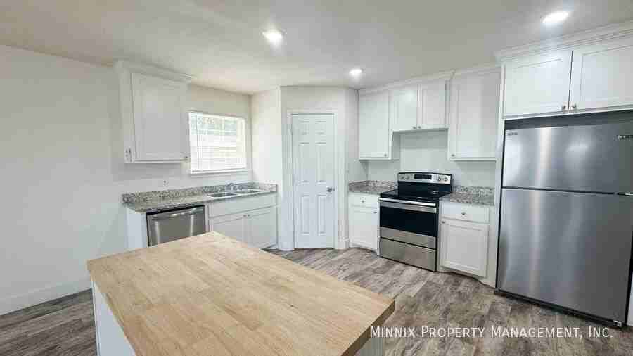 1519 E 14th St - Photo 6 of 27