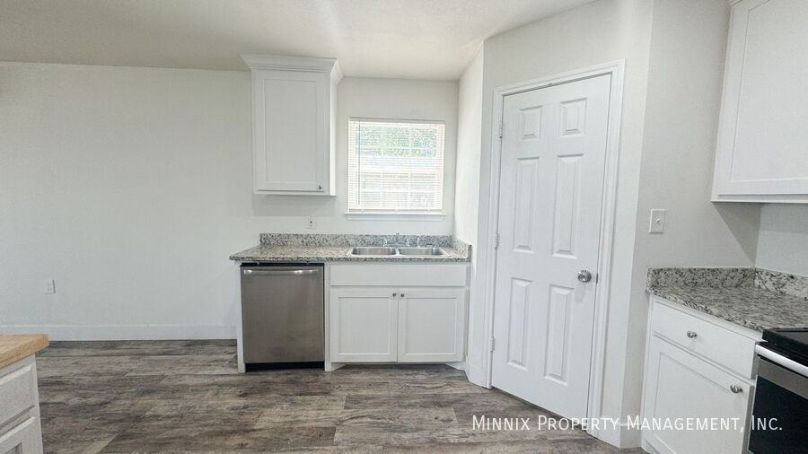 1519 E 14th St - Photo 7 of 27