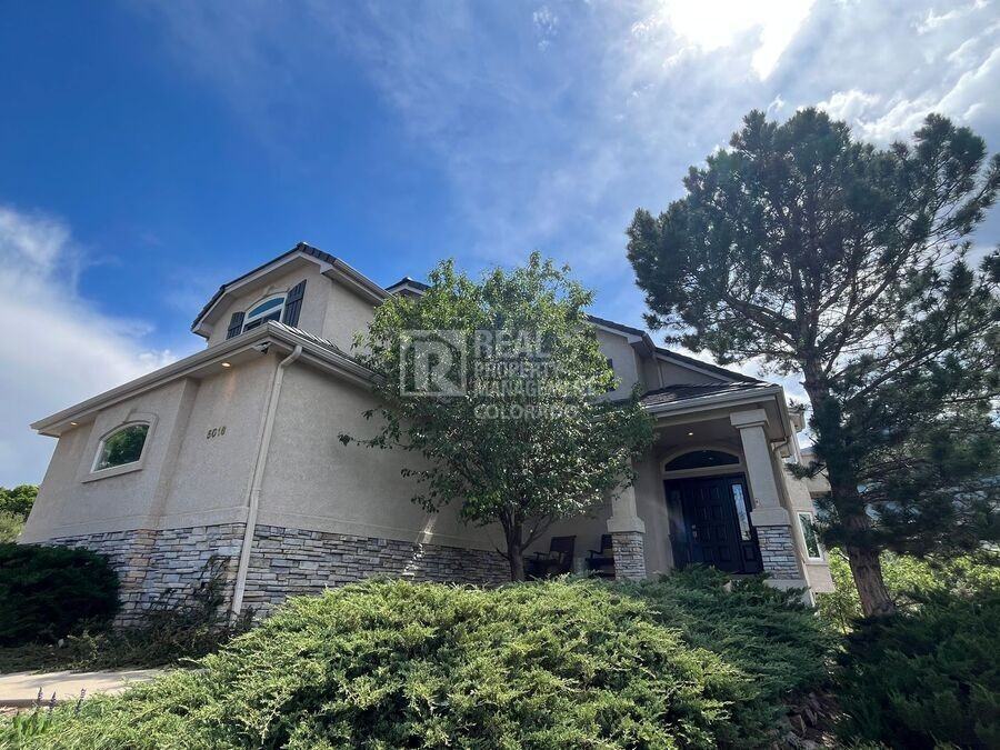 5016 Briscoglen Dr - Photo 2 of 5