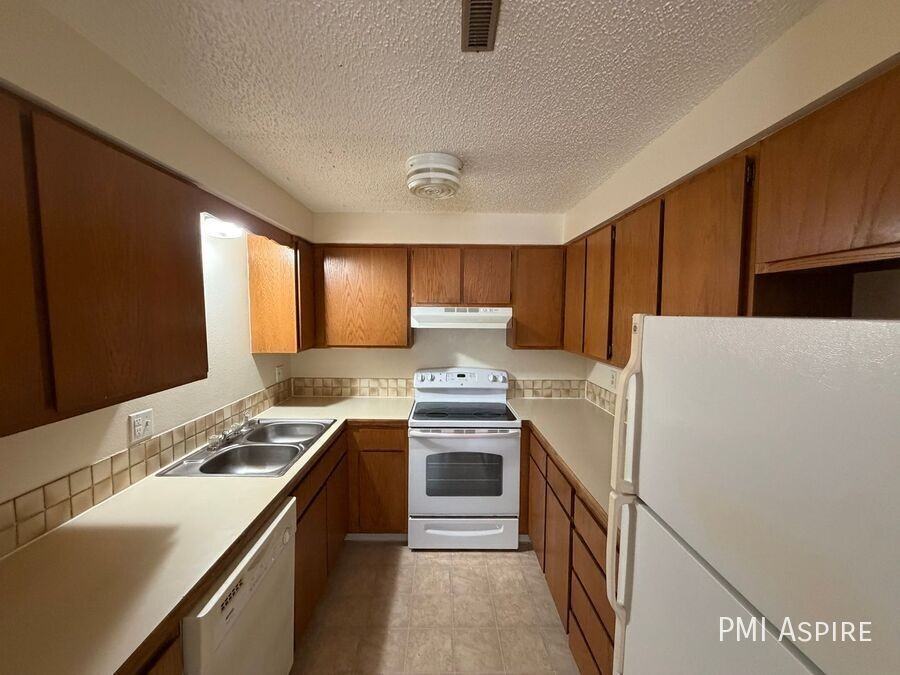 1924 Meadow Dr #5 - Photo 3 of 6