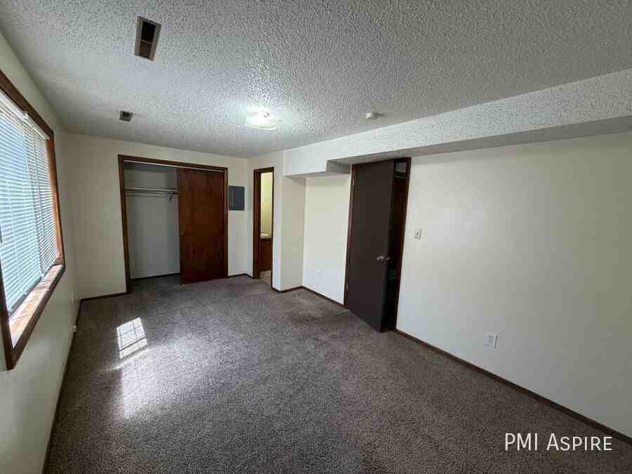 1924 Meadow Dr #5 - Photo 5 of 6