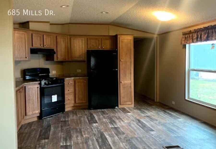 685 Mills Dr - Photo 2 of 9