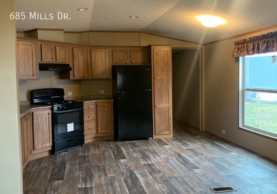 685 Mills Dr - Photo 3 of 9