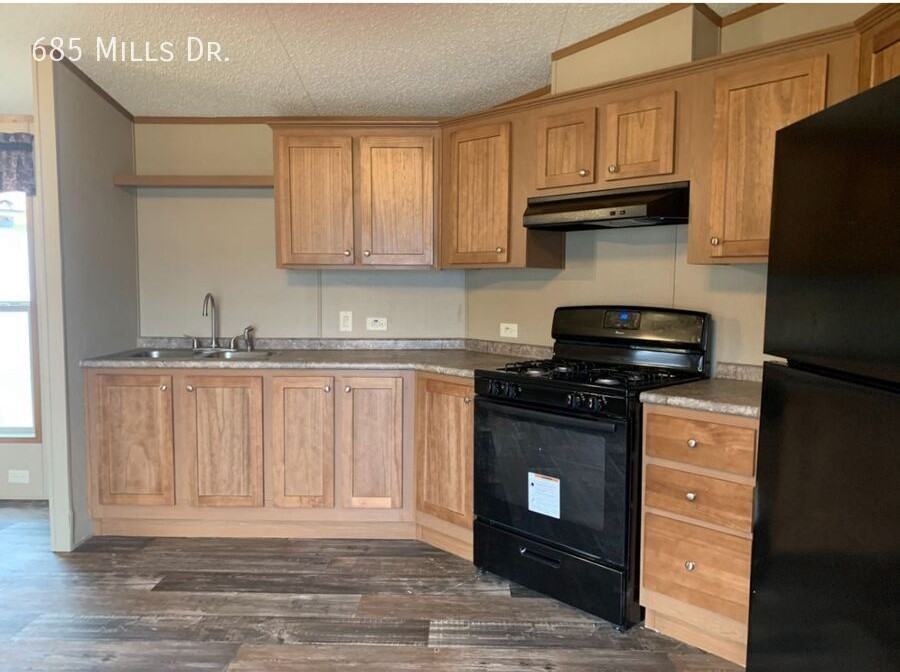 685 Mills Dr - Photo 4 of 9