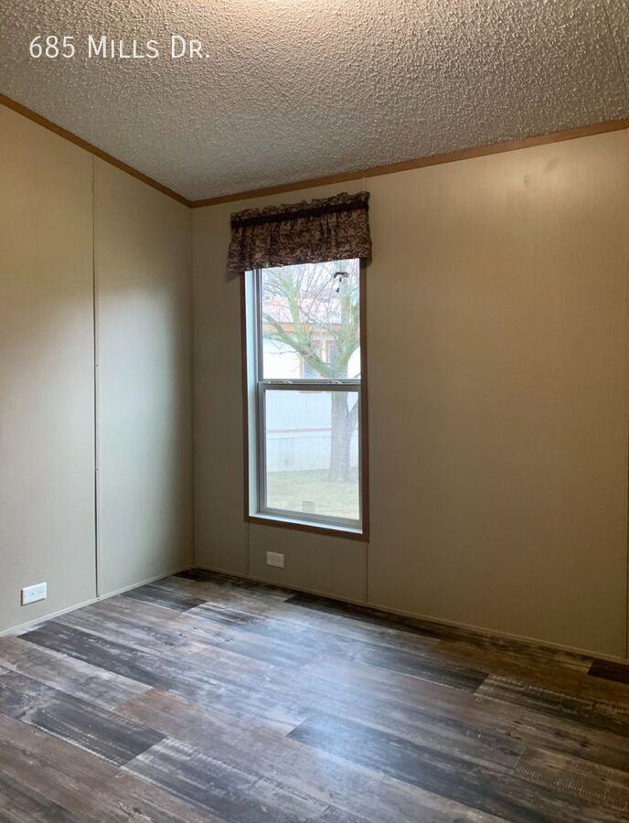 685 Mills Dr - Photo 5 of 9