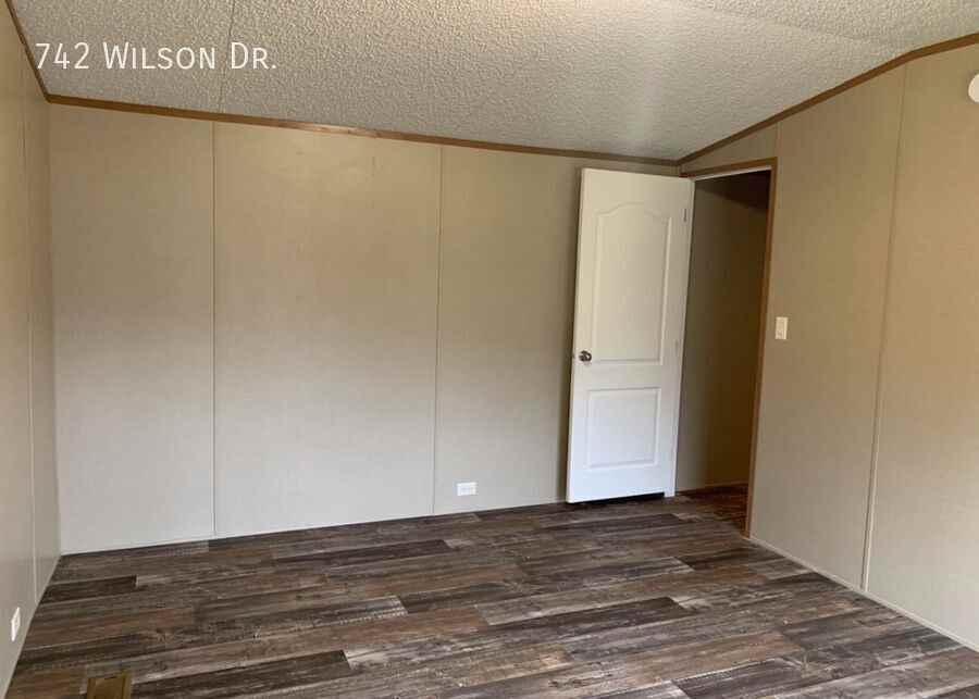 742 Wilson Dr - Photo 2 of 7