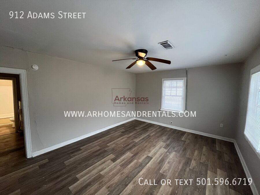 912 Adams St - Photo 3 of 10