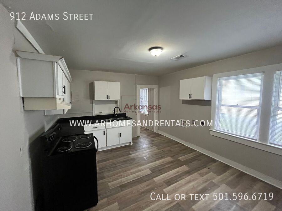 912 Adams St - Photo 4 of 10