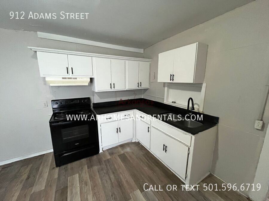912 Adams St - Photo 5 of 10