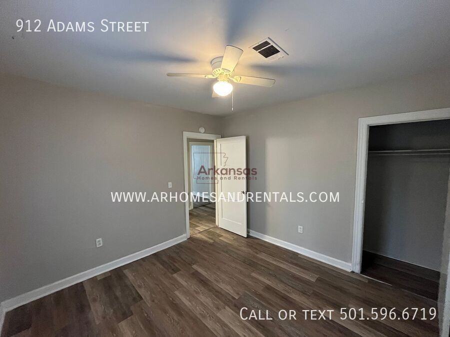 912 Adams St - Photo 6 of 10
