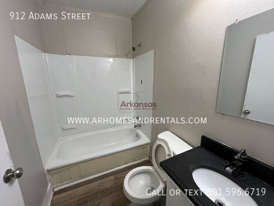 912 Adams St - Photo 7 of 10