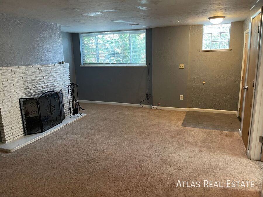 1833 N Hooker St - Photo 3 of 13