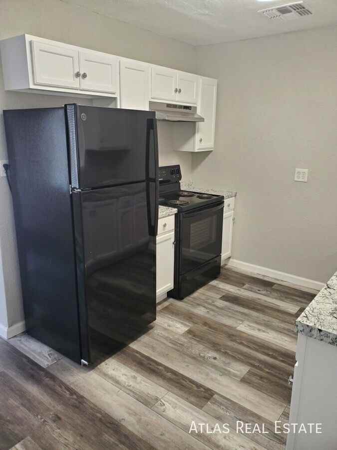 608 N Center St - Photo 2 of 9