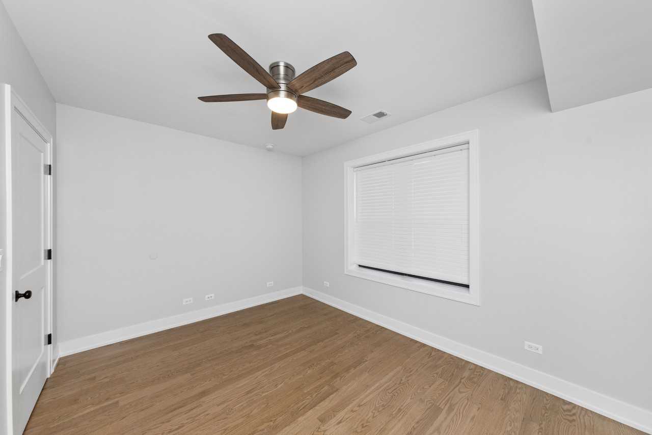 1908 W Winnemac Ave #2 - Photo 3 of 8