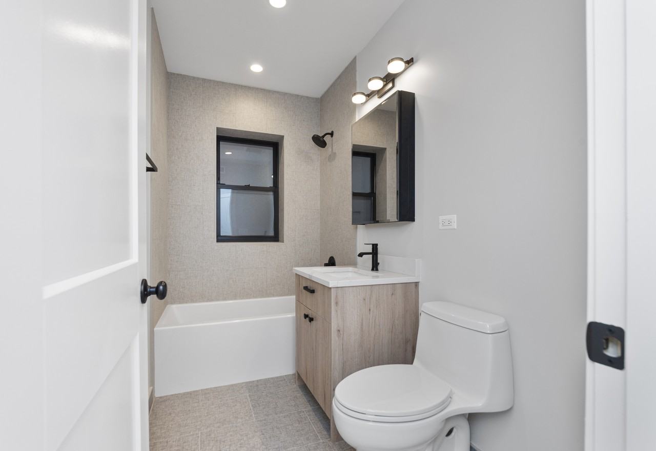 1908 W Winnemac Ave #2 - Photo 5 of 8