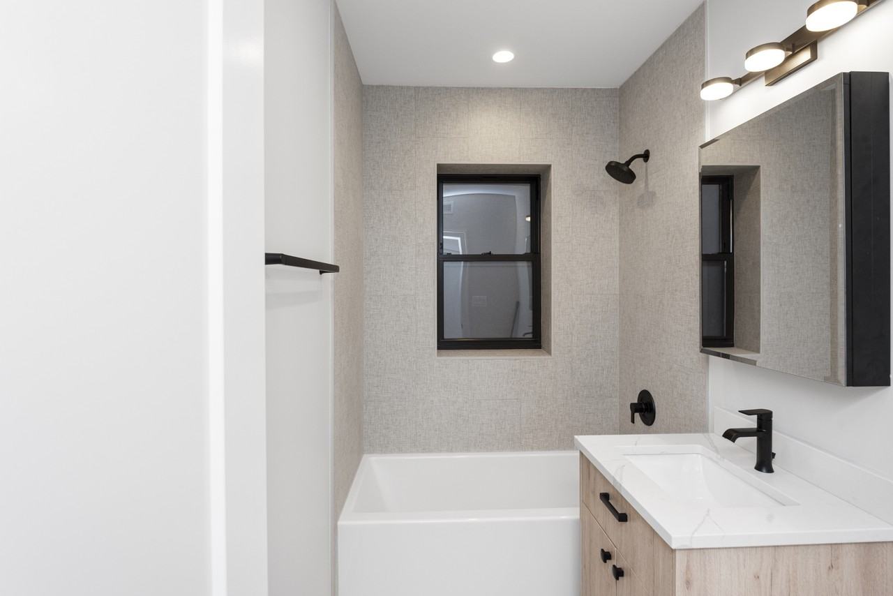 1908 W Winnemac Ave #2 - Photo 6 of 8