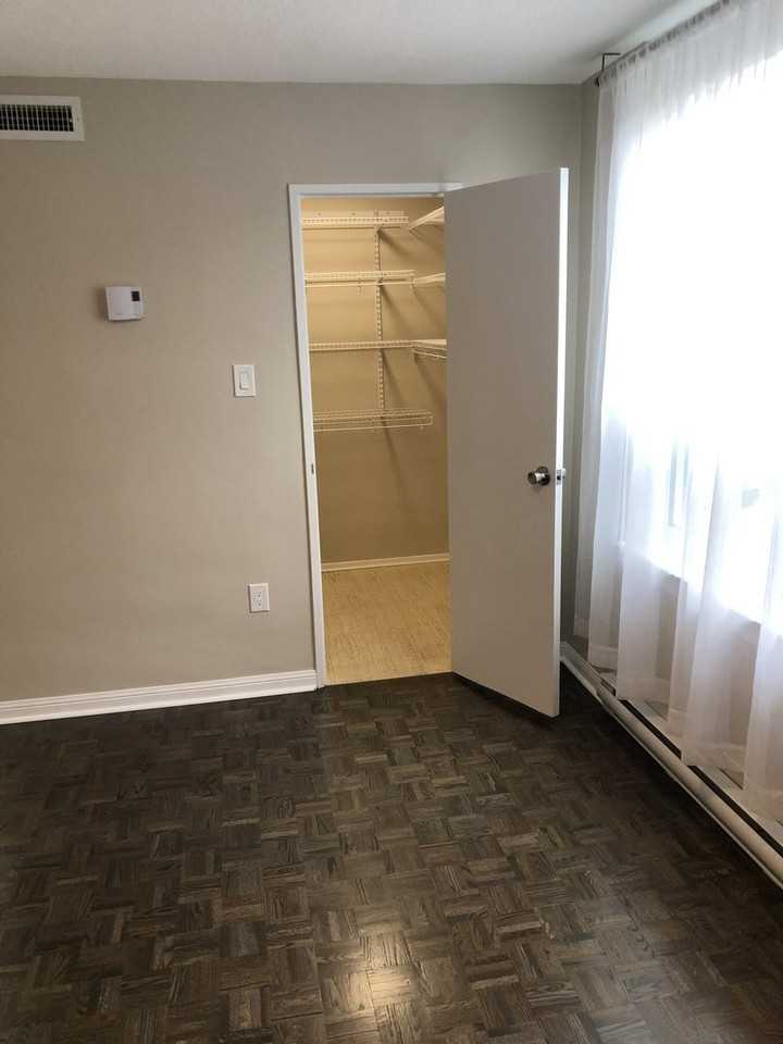 15 La Rose Ave - Photo 6 of 11
